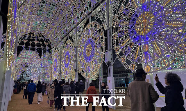 서울 야경 명소로 떠오른 ‘2026 롯데 루미나리에’ /롯데물산