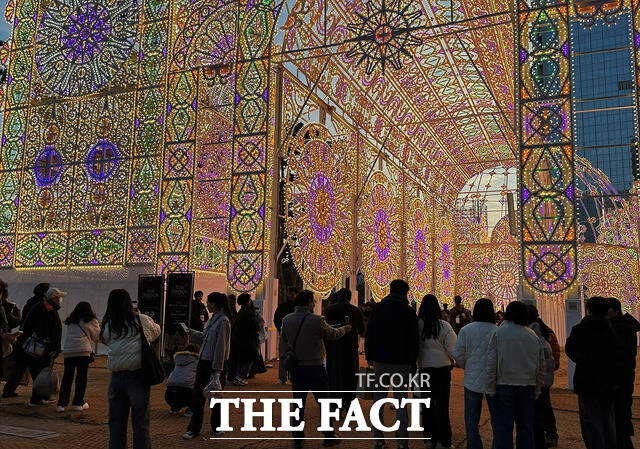 서울 야경 명소로 떠오른 ‘2026 롯데 루미나리에’ /롯데물산