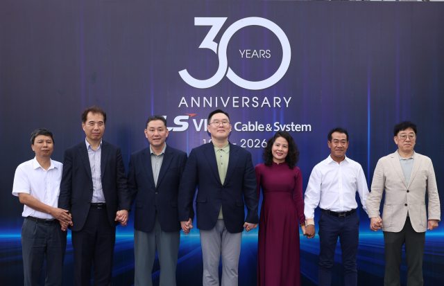 지난 1일 베트남 하이퐁 사업장에서 열린 LS-VINA 창립 30주년 기념식에서 구본규 LS전선 대표, 이상호 LS에코에너지 대표, 장동욱 LS-VINA 법인장(오른쪽 4번째부터) 등 참석자들이 기념촬영을 하고 있다. /LS전선