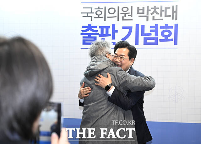 박찬대 더불어민주당 의원이 2일 오후 인천 미추홀구 인하대학교 대강당에서 '인천의 힘, G3 코리아' 출판기념회를 열고 기념촬영을 하고 있다. /인천=박헌우 기자