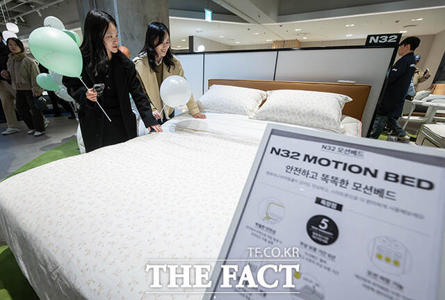 시몬스의 프리미엄 비건 매트리스 브랜드 'N32'가 2일 오후 서울 용산구 아이파크몰 용산점에서 'N32 데이'를 개최한 가운데 한 어린이가 럭키드로우 행사에 참여하고 있다. /박헌우 기자