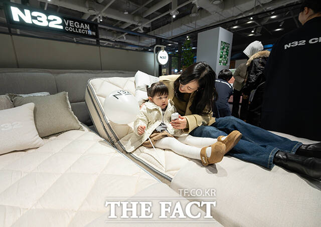 시몬스의 프리미엄 비건 매트리스 브랜드 'N32'가 2일 오후 서울 용산구 아이파크몰 용산점에서 'N32 데이'를 개최한 가운데 한 어린이가 럭키드로우 행사에 참여하고 있다. /박헌우 기자