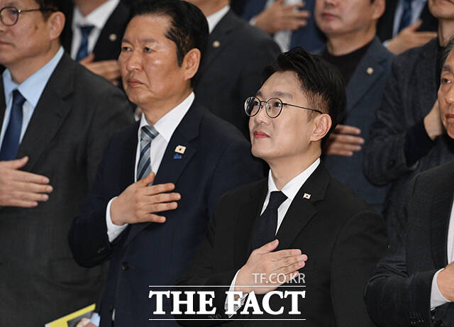 6.3지방선거에서 인천 계양을 국회의원 보궐선거 후보 출마를 위해 사퇴한 김남준 전 청와대 대변인이 2일 오후 인천 계양구 경인교육대학교에서 '쉬운 정치, 김남준' 북콘서트를 열고 있다. /인천=박헌우 기자