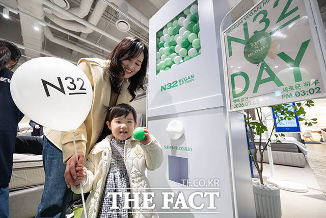 시몬스의 프리미엄 비건 매트리스 브랜드 'N32'가 2일 오후 서울 용산구 아이파크몰 용산점에서 'N32 데이'를 개최한 가운데 한 어린이가 럭키드로우 행사에 참여하고 있다. /박헌우 기자