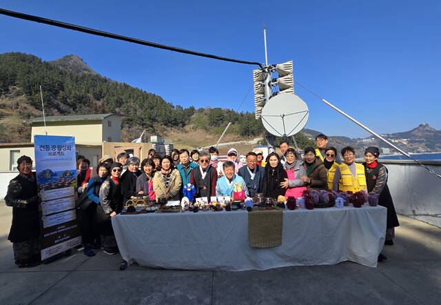 울릉군이 최근 '전통장 활성화 프로젝트'의 시작을 알리는 장 담그기 행사를 열고 발효 문화 계승을 넘어 치유관광·산업화의 첫발을 내디뎠다. /농업회사법인 명품울릉