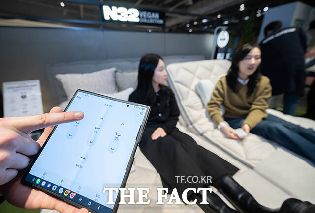 시몬스의 프리미엄 비건 매트리스 브랜드 'N32'가 2일 오후 서울 용산구 아이파크몰 용산점에서 'N32 데이'를 개최한 가운데 한 어린이가 럭키드로우 행사에 참여하고 있다. /박헌우 기자