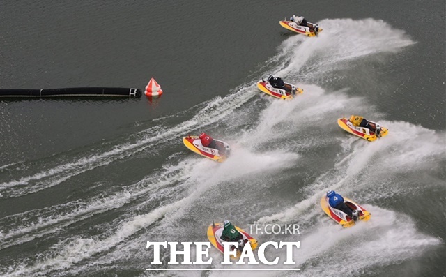 미사경정장에서 출전 선수들이 턴마크를 돌며 경합을 벌이고 있다./국민체육진흥공단