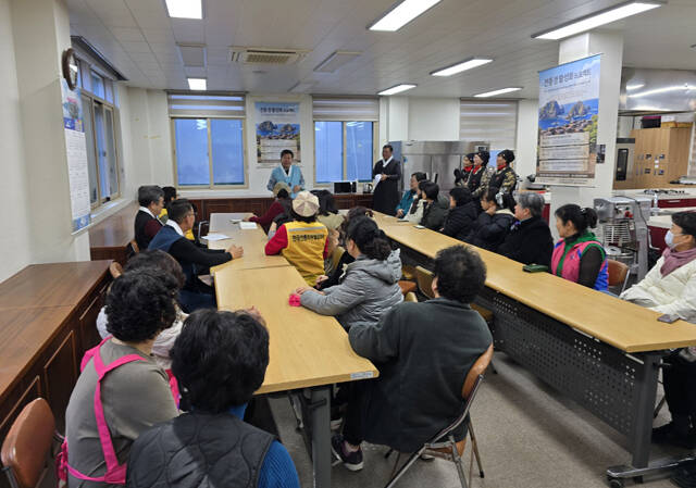 전동장 담그기에 관심 있는 단체와 주민들이 메주를 손질하고, 소금물을 맞추고, 항아리를 봉하는 과정까지 옛 방식의 교육에 집중하고 있다. /농업회사법인 명품울릉