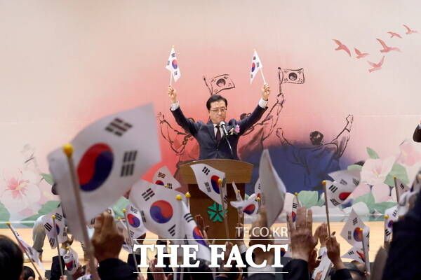 조원휘 대전시의회 의장이 3월 1일 대전시청에서 개최된 제107주년 3.1절 기념식에 참석해 시민들과 함께 만세삼창을 외치고 있다. /대전시의회