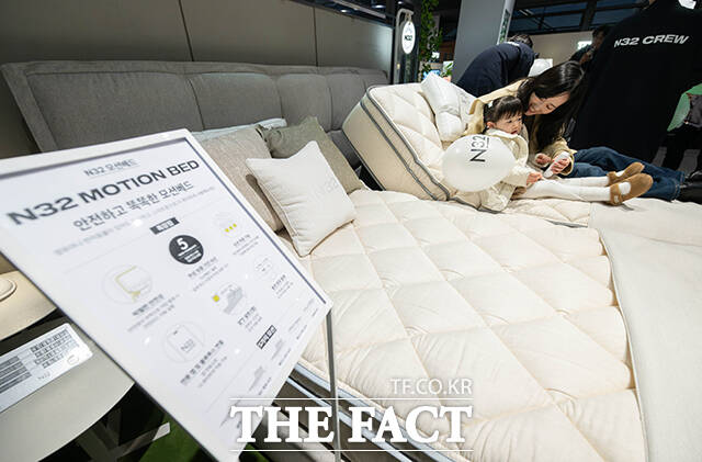 시몬스의 프리미엄 비건 매트리스 브랜드 'N32'가 2일 오후 서울 용산구 아이파크몰 용산점에서 'N32 데이'를 개최한 가운데 한 어린이가 럭키드로우 행사에 참여하고 있다. /박헌우 기자