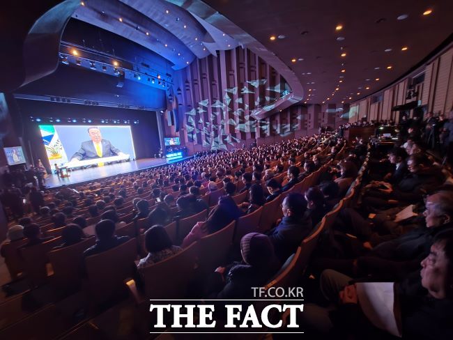 2일 오후 경기아트센터 대극장 1, 2층 좌석이 김동연 경기도지사의 출판기념회 참석자들로 가득 차 있다. /이승호 기자