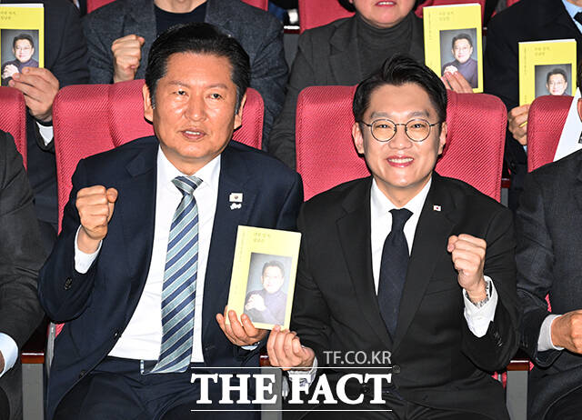 6.3지방선거에서 인천 계양을 국회의원 보궐선거 후보 출마를 위해 사퇴한 김남준 전 청와대 대변인이 2일 오후 인천 계양구 경인교육대학교에서 '쉬운 정치, 김남준' 북콘서트를 열고 있다. /인천=박헌우 기자