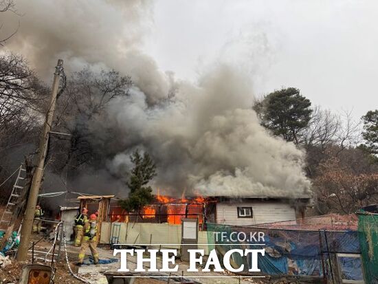 2일 오전 8시 44분쯤 경기 의정부시 호원동의 한 주거용 창고에서 화재가 발생, 소방당국이 화재 진압에 나서고 있다. /경기북부소방재난본부