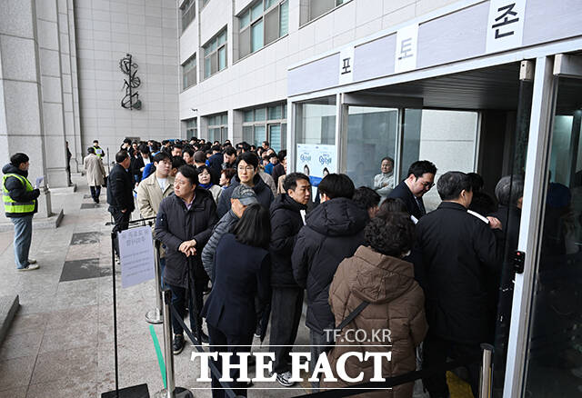 박찬대 더불어민주당 의원이 2일 오후 인천 미추홀구 인하대학교 대강당에서 '인천의 힘, G3 코리아' 출판기념회를 열고 기념촬영을 하고 있다. /인천=박헌우 기자