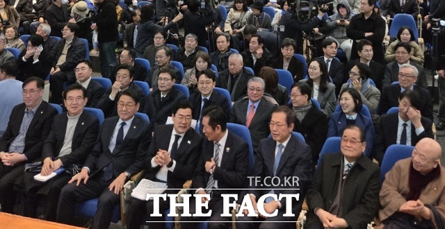 박찬대 더불어민주당 의원이 2일 인하대학교 본관 대강당에서 열린 자신의 저서 인천의 힘, G3 코리아>출판기념회에 참석한 정청래 당대표와 대화를 나누고 있다. /김형수 선임기자