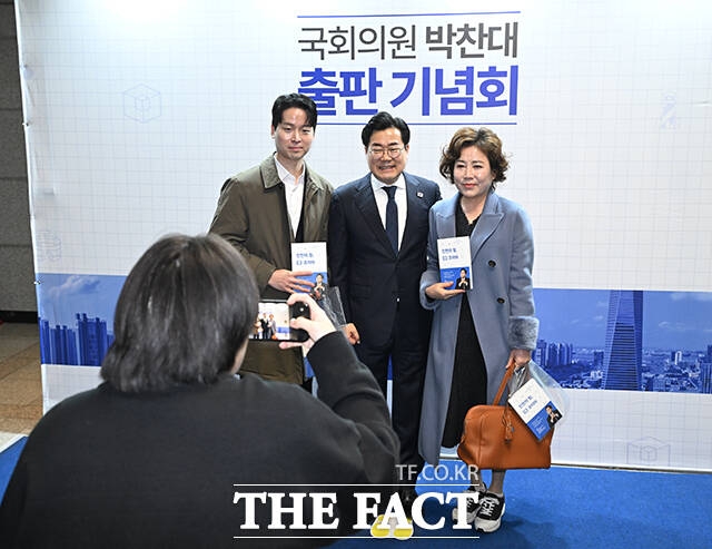 박찬대 더불어민주당 의원이 2일 오후 인천 미추홀구 인하대학교 대강당에서 '인천의 힘, G3 코리아' 출판기념회를 열고 기념촬영을 하고 있다. /인천=박헌우 기자