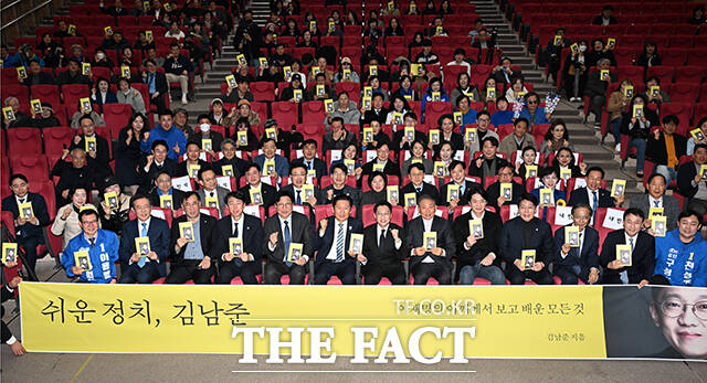 6.3지방선거에서 인천 계양을 국회의원 보궐선거 후보 출마를 위해 사퇴한 김남준 전 청와대 대변인이 2일 오후 인천 계양구 경인교육대학교에서 '쉬운 정치, 김남준' 북콘서트를 열고 있다. /인천=박헌우 기자