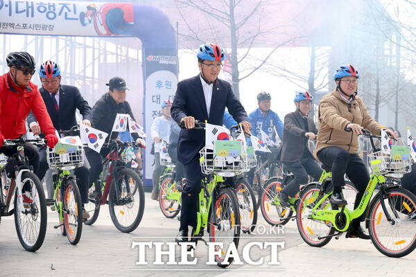 조원휘 대전시의회 의장이 3월 1일 엑스포 시민광장에서 개최된 제107주년 삼일절 자전거 대행진 행사에 이장우 시장 등과 참석했다. /대전시의회