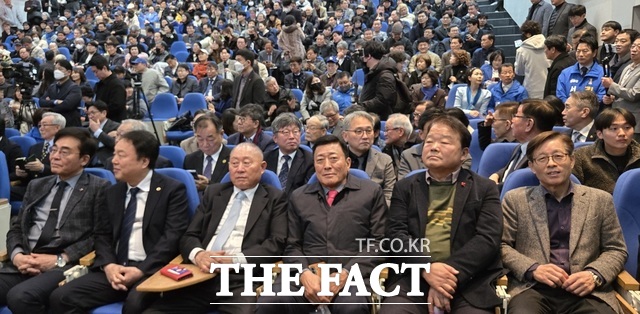 박찬대 더불어민주당 의원의 출판기념회에 박 의원의 모교인 인하대학교의 (앞줄 왼쪽부터) 조명우 총장, 김종우 총동창회장, 안길원·한진우·신한용·김두한 역대 총동창회장 등이 함께 했다. /김형수 선임기자