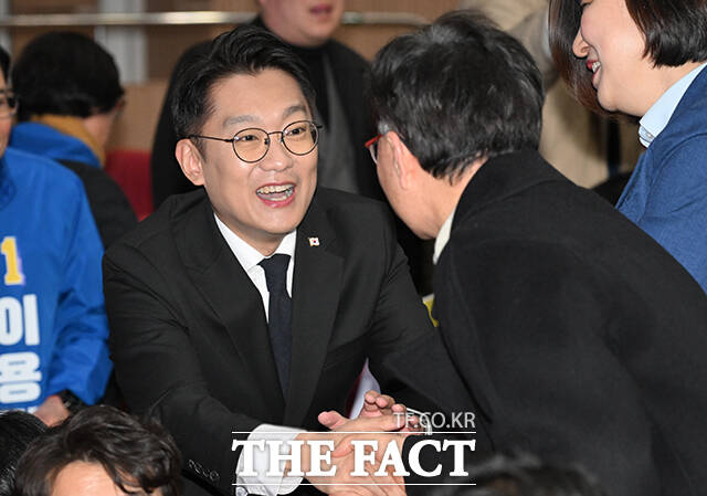 6.3지방선거에서 인천 계양을 국회의원 보궐선거 후보 출마를 위해 사퇴한 김남준 전 청와대 대변인이 2일 오후 인천 계양구 경인교육대학교에서 '쉬운 정치, 김남준' 북콘서트를 열고 있다. /인천=박헌우 기자