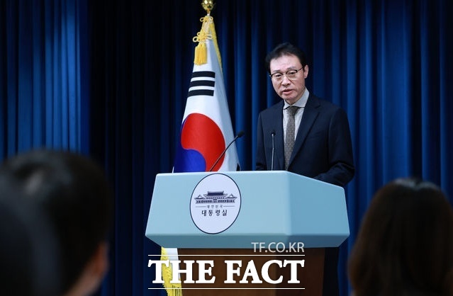 이규연 홍보소통수석은 이날 오후 청와대에서 브리핑을 열고 해양수산부 장관 후보자에 황종우 한국해사협력센터 국제협력위원장과 국민권익위원장에 정일연 변호사를 지명 등 인사를 전했다. /뉴시스