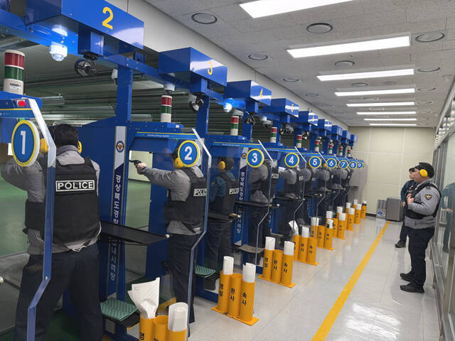 신임 경찰관들이 사격훈련에 열중하고 있다. /경북경찰청