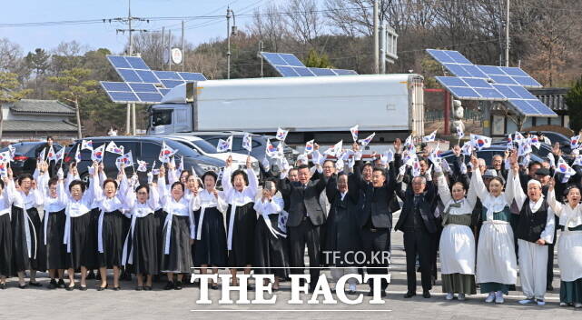 1일 최원철 공주시장을 비롯한 기관장과 시민 등이 공주문예회관과 공주독립운동기념탑에서 제107주년 3·1 독립만세운동 기념식을 통해 만세를 외치고 있다. /공주시