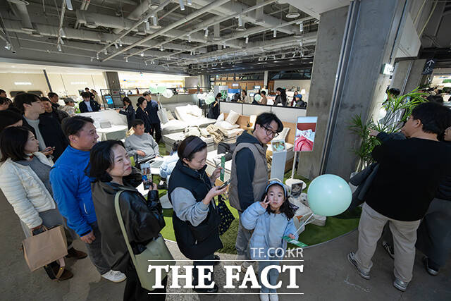 시몬스의 프리미엄 비건 매트리스 브랜드 'N32'가 2일 오후 서울 용산구 아이파크몰 용산점에서 'N32 데이'를 개최한 가운데 한 어린이가 럭키드로우 행사에 참여하고 있다. /박헌우 기자