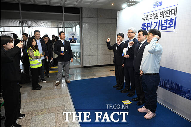 박찬대 더불어민주당 의원이 2일 오후 인천 미추홀구 인하대학교 대강당에서 '인천의 힘, G3 코리아' 출판기념회를 열고 기념촬영을 하고 있다. /인천=박헌우 기자