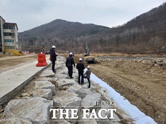 경기도 관계자들이 해빙기를 맞아 도에서 시행하는 지방하천 정비 사업 건설 현장을 찾아 합동 안전 점검을 진행하고 있다. /경기도