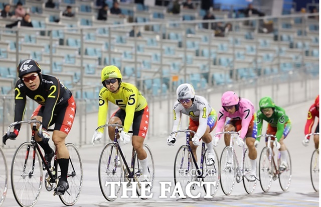 광명스피돔에서 열린 특선급 경주에 출전한 김우겸(5번 노란색)./국민체육진흥공단