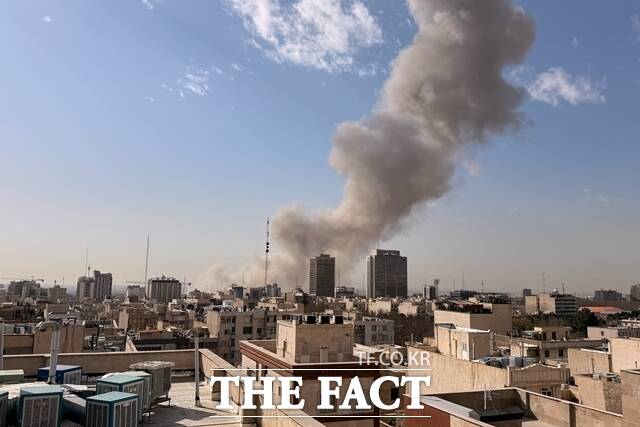 외교부는 2일 미국·이스라엘의 이란 공습에 따른 중동 정세 악화로 카타르, 사우디아라비아 등 중동 7개국 전역에 특별여행주의보(2.5단계)를 한시적으로 발령한다고 밝혔다. 사진은 이란 수도 테헤란에서 검은 연기가 치솟는 모습. /테헤란=AP. 뉴시스