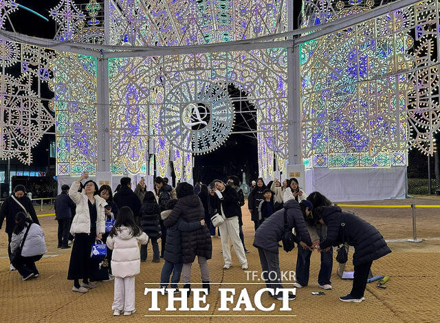 서울 야경 명소로 떠오른 ‘2026 롯데 루미나리에’ /롯데물산