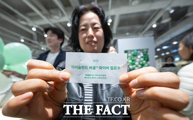 시몬스의 프리미엄 비건 매트리스 브랜드 'N32'가 2일 오후 서울 용산구 아이파크몰 용산점에서 'N32 데이'를 개최한 가운데 한 어린이가 럭키드로우 행사에 참여하고 있다. /박헌우 기자