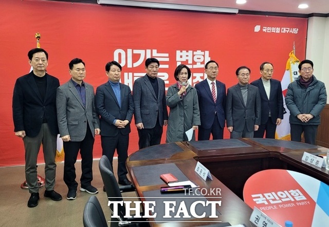 국민의힘 대구 지역 의원들이 2일 대구시당에서 긴급 회의를 연 뒤 기자회견을 하고 있다. /박병선 기자