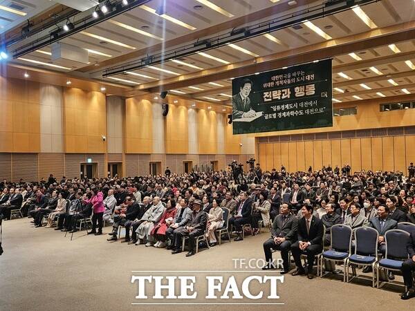 이장우 대전시장이 2일 대전컨벤션센터 제1전시장 2층 그랜드볼룸에서 저서 '대한민국을 바꾸는 위대한 개척자들의 도시 대전, 전략과 행동' 북 콘서트를 개최했다. /정예준 기자