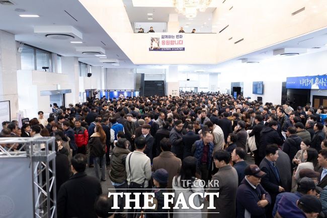 2일 오후 경기아트센터 대극장 안 팎이 김동연 경기도지사의 출판기념회 참석자들로 인산인해를 이루고 있다. /더봄 출판사