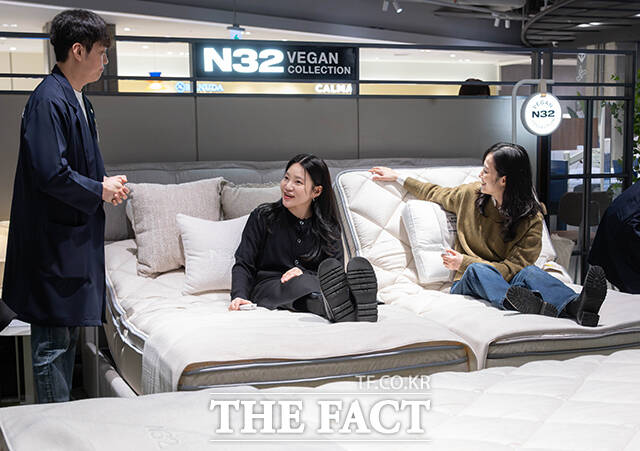 시몬스의 프리미엄 비건 매트리스 브랜드 'N32'가 2일 오후 서울 용산구 아이파크몰 용산점에서 'N32 데이'를 개최한 가운데 한 어린이가 럭키드로우 행사에 참여하고 있다. /박헌우 기자