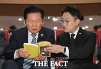  정청래 대표에게 책 설명하는 김남준 전 대변인 [포토]