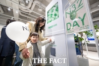  '행운의 공을 뽑아라'…N32 데이 럭키드로우 참여하는 어린이 [포토]