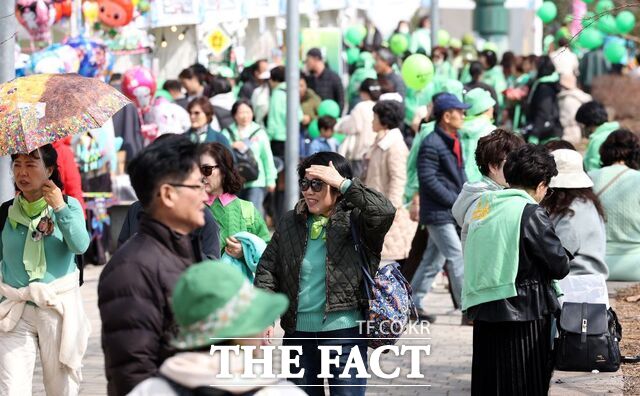 강진청자축제가 관광객들로 붐비고 있다. /강진군