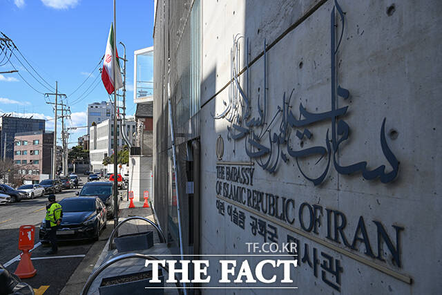 미국·이스라엘의 이란 공습에 따른 중동 정세가 악화되고 있는 가운데 3일 오후 서울 용산구 주한 이란이슬람공화국 대사관에 조기가 게양돼 있다. /박헌우 기자