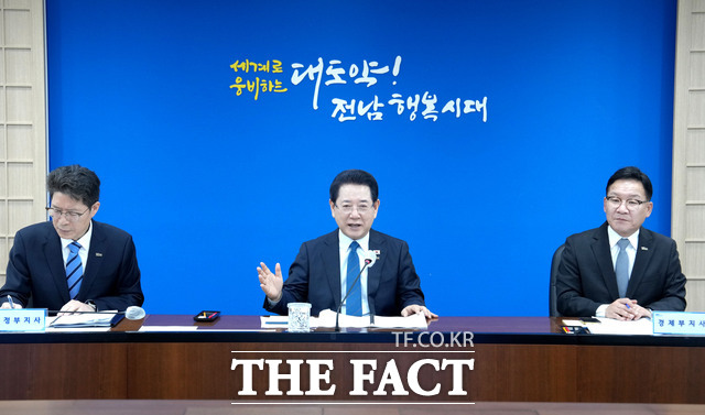 김영록 전남도지사가 3일 도청 서재필실에서 실국장 정책회의를 주재하고 도정 현안에 대해 논의하고 있다. /전남도