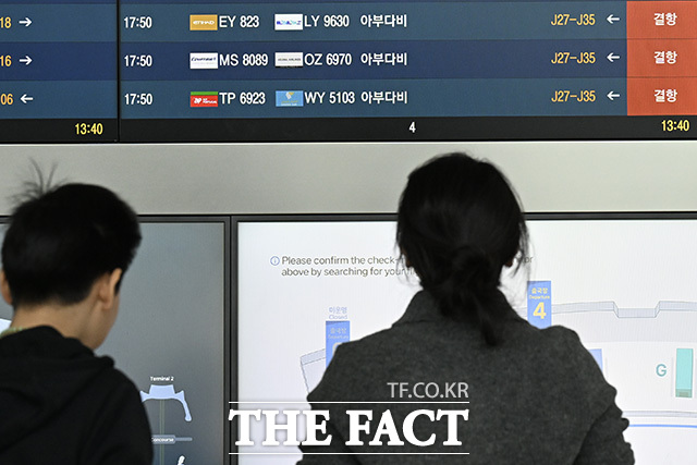 미국과 이스라엘의 공습으로 이란 최고지도자 알리 하메네이가 사망하는 등 중동 지역의 긴장이 고조되는 가운데 3일 오후 인천국제공항 전광판에 아랍에미리트(UAE) 아부다비행 항공편 결항 안내가 표시되고 있다. /인천국제공항=송호영 기자