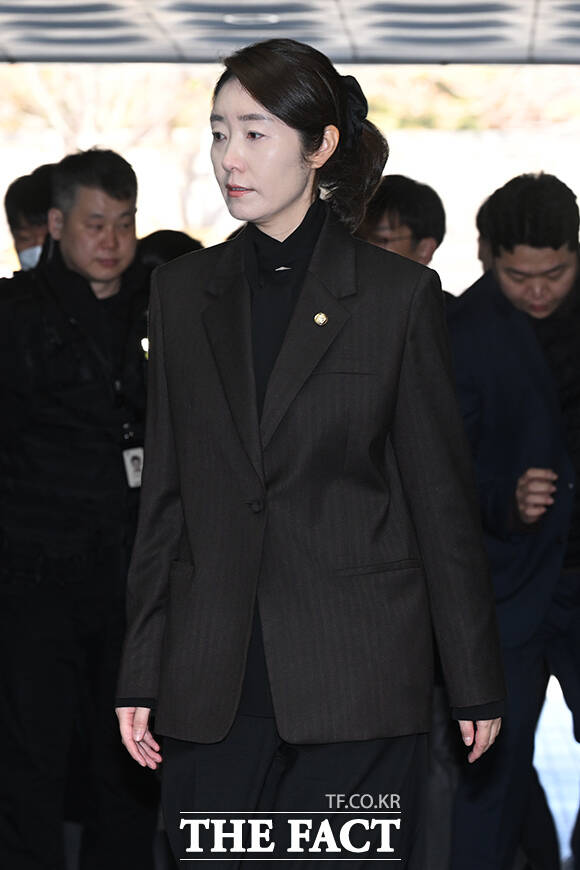 공천헌금 의혹을 받는 강선우 무소속 의원이 3일 오후 서울 서초구 서울중앙지법에서 열린 영장실질심사에 출석하고 있다. /김성렬 기자