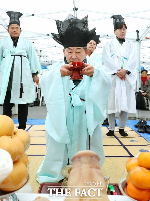 정월대보름을 맞아 대전시 서구에 마을 전통을 담은 여러 가지 행사가 이어졌다. 서철모 서구청장이 관저2동 선유근린공원 일원에서 열린 구봉산 산진제를 진행하고 있는 모습. /대전시 서구
