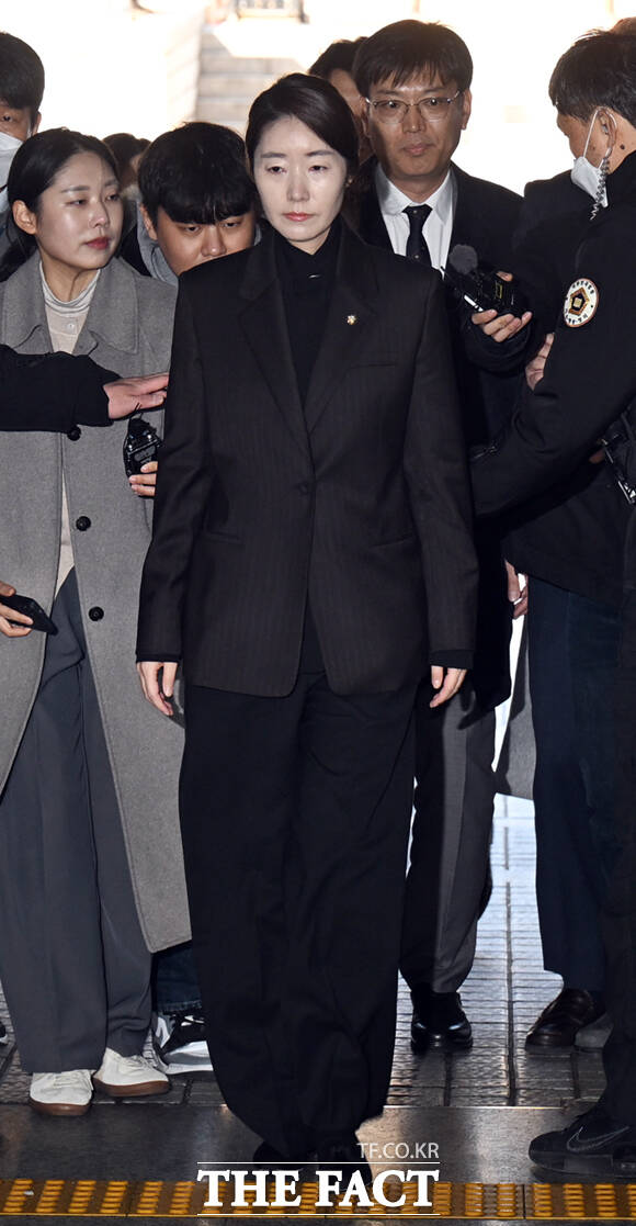 강선우 무소속 의원이 3일 서울 서초구 서울중앙지방법원에서 열린 구속 전 피의자 심문(영장실질심사)에 출석해 고개 숙여 사과하고 있다.