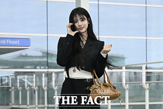 안나가 출국 중 인사를 하고 있다.