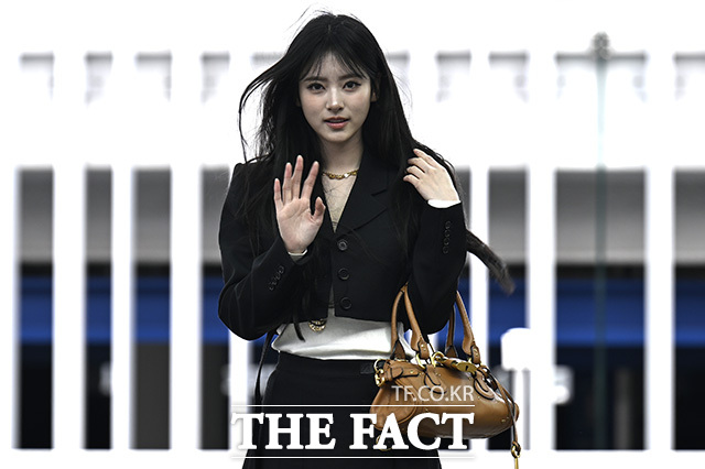 안나가 출국 중 인사를 하고 있다.