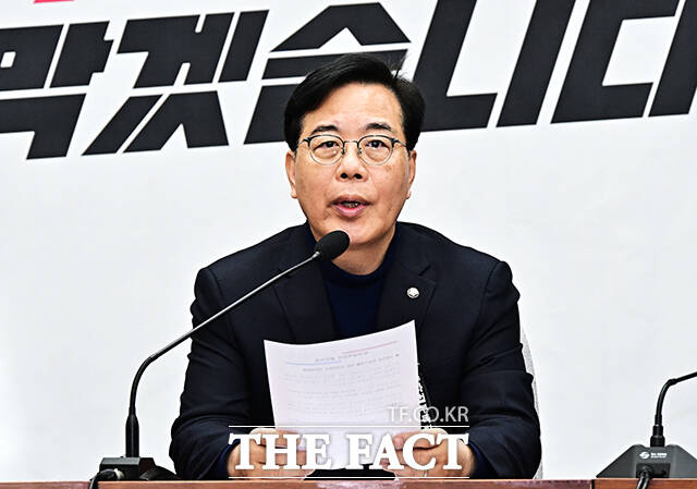 송언석 국민의힘 원내대표(왼쪽 세번째)가 3일 오전 서울 여의도 국회에서 열린 원내대책회의에 참석해 모두발언을 하고 있다. /국회=배정한 기자